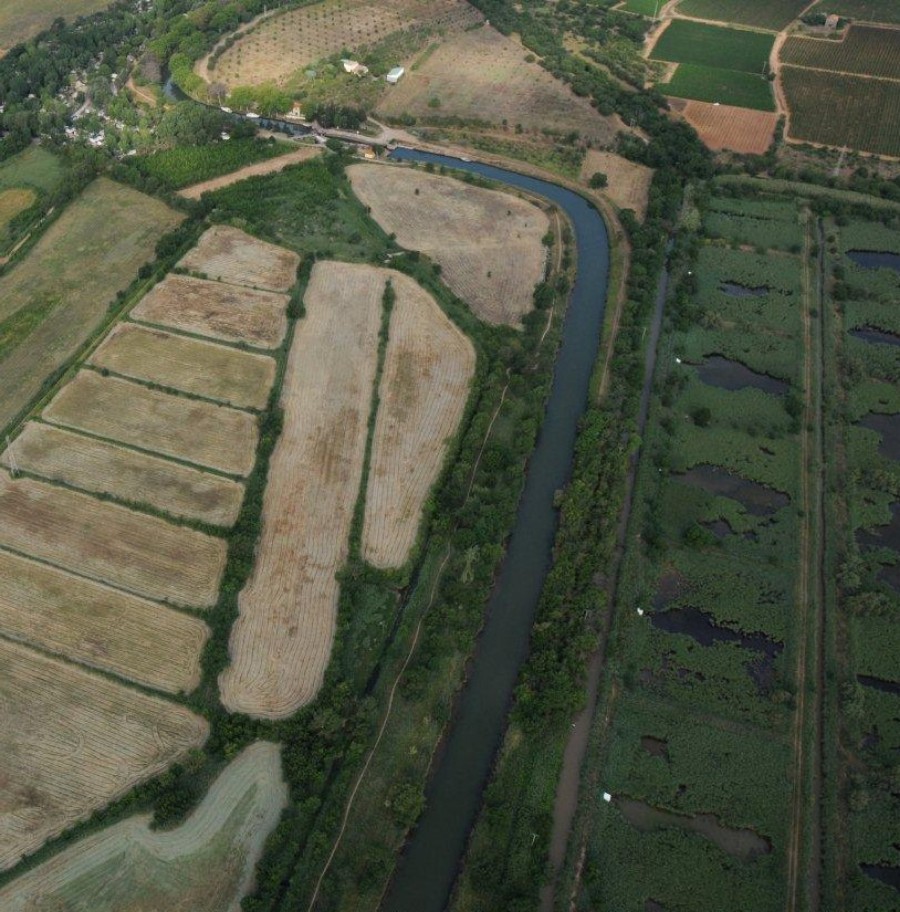 Photo aérienne du Canal du Midi avant sur entrée dans le couloir des Sept-Fonts. On aperçoit l’écluse du Bagnas - R. Dupuy de la Grandrive